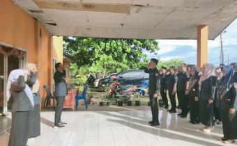 Ketua Bawaslu Kota Bengkulu Rahmat Hidayat memimpin apel pagi jajaran pengawas. Senin (2/2/26)