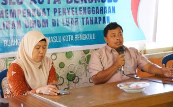 Kordiv PPPS Bawaslu Kota Bengkulu Ahmad Maskuri (Kanan) bersama Kordiv HPPH Bawaslu Kota Bengkulu Leka Yunita Sari (kiri).