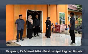 Korsek Bawaslu Kota Bengkulu Asneli memimpin apel pagi. Senin (23/2/26)