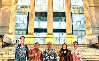 Pimpinan Bawaslu Kota Bengkulu didampingi staf pada saat mengikuti sidang PHPU di Mahkamah Konstitusi.