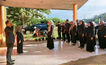 Korsek Bawaslu Kota Bengkulu menjadi Pembina Apel Pagi jajaran Bawaslu Kota Bengkulu. Senin (13/4/26)