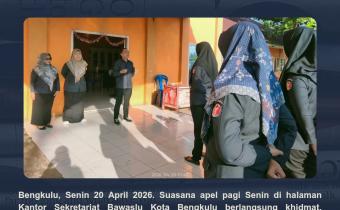 Ketua Bawaslu Kota Bengkulu Rahmat Hidayat pada saat memimpin apel pagi jajaran pengawas. Senin (20/4/26)