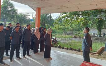 Ketua Bawaslu Kota Bengkulu Rahmat Hidayat memimpin apel pagi jajaran pengawas. Senin (4/5/26)