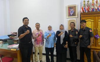 Ketua dan Anggota Bawaslu Kota Bengkulu melakukan silaturahmi dan diskusi dengan Dekan Fakultas Ilmu Sosial dan Ilmu Politik Universitas Prof. Dr. Hazairin, SH, Dr. Henny Aprianty, M.Si.