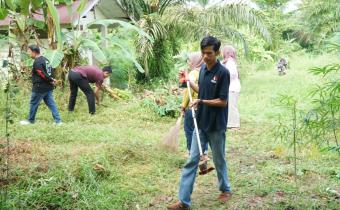 Bawaslu Kota laksanakan Gotong Royong serta senam bersama.