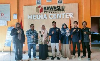 Kordiv HPPH Bawaslu Kota Bengkulu Leka Yunita Sari beserta staf Bawaslu Kota Bengkulu sambut baik kunjungan rekan - rekan MAFINDO Bengkulu. Selasa (12/5/26)