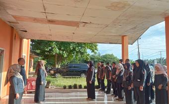 Kordiv HPPH Bawaslu Kota Bengkulu Leka Yunita Sari memimpin apel pagi jajaran pengawas. Senin (18/5/26)