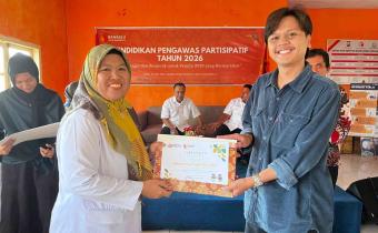 Anggota Bawaslu Kota Bengkulu Kordiv HPPH Leka Yunita Sari pada saat menyampaikan sertifikat penghargaan kepada peserta aktif selama kegiatan P2P.