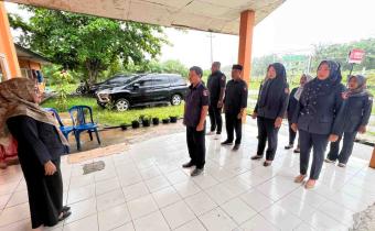 Korsel Bawaslu Kota Bengkulu Asneli memimpin apel pagi jajaran pengawas. Senin (25/5/26)