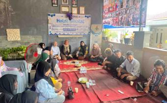Anggota Bawaslu Kota Bengkulu Leka Yunita Sari bersama jajaran kesekretariatan melakukan silaturahmi dan diskusi dengan rekan - rekan Yayasan Pijar Qalisya 