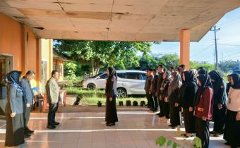 Kordiv PPPS Bawaslu Kota Bengkulu Ahmad Maskuri memimpin apel pagi jajaran pengawas. Senin (13/6/26)