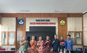 Ketua Bawaslu Kota Bengkulu Rahmat Hidayat pada saat melakukan kunjungan dan silaturahmi di Dekanat FH UNIB. Jumat  (16/7/26)