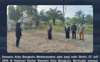 Kordinator Sekretariat Asneli memimpin apel pagi jajaran pengawas. Senin (27/7/26)