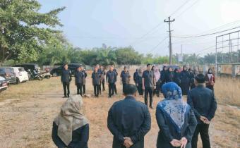 Ketua Bawaslu Kota Bengkulu Rahmat Hidayat didampingi anggota memimpin Apel Pagi jajaran pengawas. Senin (3/8/26)