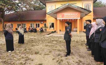 Kordiv HPPH Bawaslu Kota Leka Yunita Sari memimpin apel pagi jajaran pengawas. Senin (31/8/26)