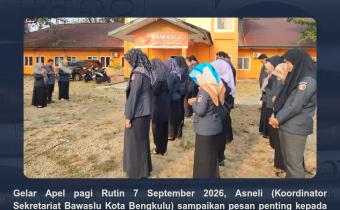Koordinator Sekretariat Bawaslu Kota Bengkulu Asneli memimpin apel pagi jajaran pengawas. Senin (7/9/26)