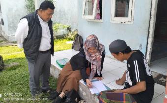 Kordiv PPPS Bawaslu Kota Bengkulu Ahmad Maskuri (Memakai Rompi, Red), pada saat melakukan pengawasan Coktas.