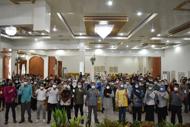 Anggota Bawaslu Provinsi Bengkulu Halid Saifullah saat foto bersama peserta SKPP Rejang Lebong, Rabu (8/9)