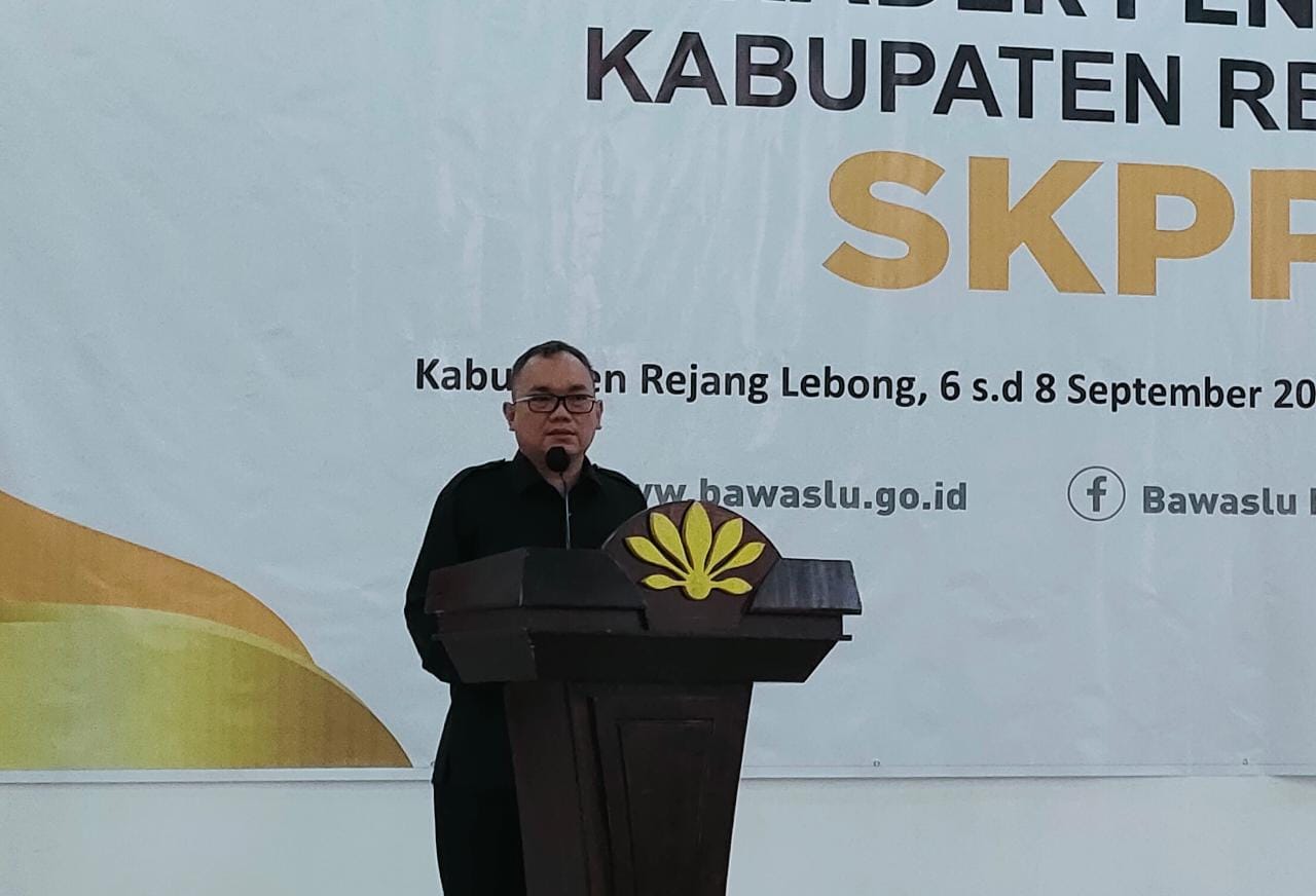 Ketua Bawaslu Provinsi Bengkulu Persadaan Harahab pada saat memberi kata sambutan dalam kegiatan SKPP Rejang Lebong, Hotel Golden Rich 88 Curup, Senin (6/9).